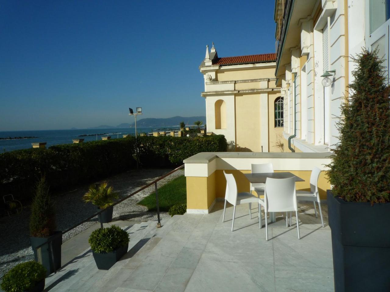 Casa F.A.C.I Hotel Marina di Massa Exterior foto