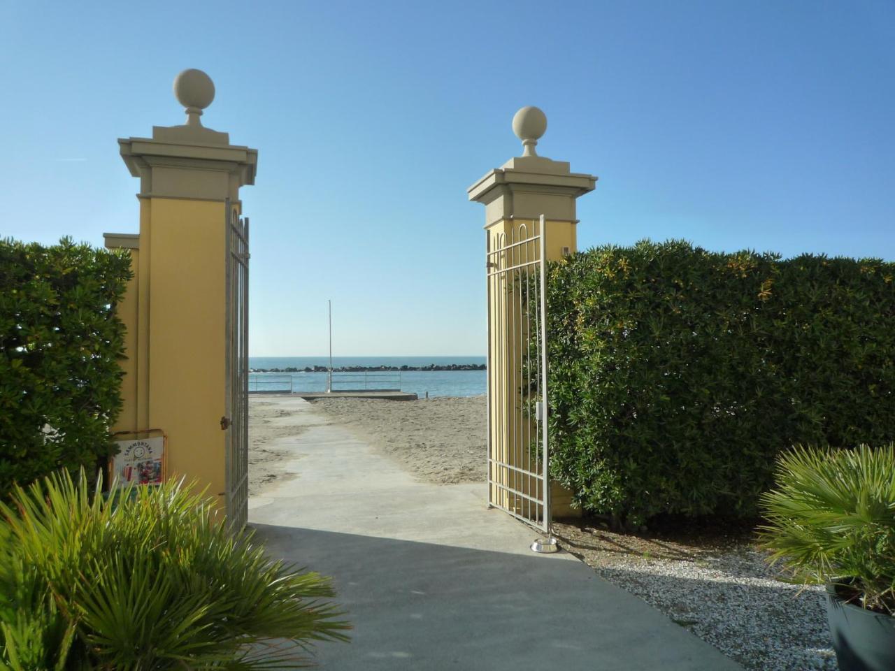 Casa F.A.C.I Hotel Marina di Massa Exterior foto